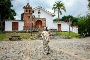 hermosa joven mujer a el histórico san antonio Iglesia situado en el ciudad de cali en Colombia foto