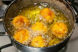 preparación de plátano croquetas relleno con Cerdo chicharrones foto