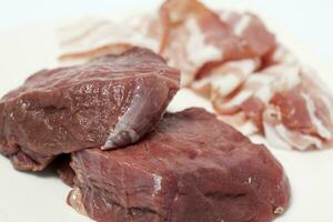 crudo medallones de carne de vaca filete de lomo y Cerdo tocino. filete mignon preparación. foto