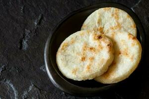 asado tradicional Colombiana blanco maíz arepa foto