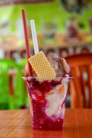 tradicional dulce agua hielo con frutas llamado cholado en el ciudad de cali en Colombia foto