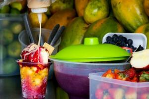 preparación de un tradicional dulce agua hielo con frutas llamado cholado en el ciudad de cali en Colombia foto