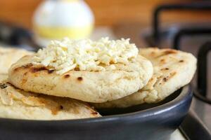 tradicional Colombiana blanco maíz arepa con queso foto