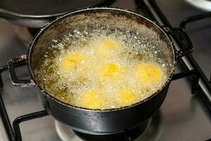 preparación de plátano croquetas relleno con Cerdo chicharrones foto