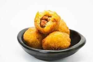 tradicional Colombiana plato de plátano croquetas relleno con Cerdo chicharrones llamado marranitas foto