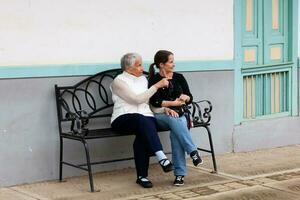 mayor madre y adulto hija de viaje juntos a el hermosa pequeño pueblo de salento, situado en el región de quindio en Colombia foto