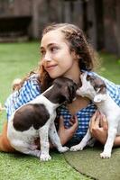 hermosa joven niña teniendo divertido con su pequeño francés braque cachorros foto