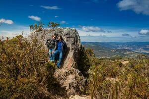 joven Pareja explorador naturaleza a un hermosa páramo a el Departamento de cundinamarca en Colombia foto