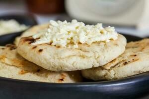 tradicional Colombiana blanco maíz arepa con queso foto