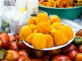 calle de venta de un exótico tropical Fruta llamado chontaduro. bactris gasipáes foto