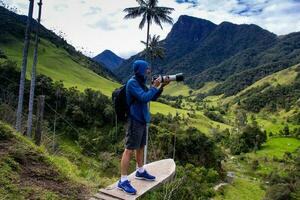 turista tomando imágenes a el hermosa valle Delaware cocora situado en salento a el quindio región en Colombia foto