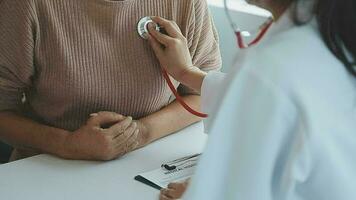 mannetje geduldig hebben overleg met dokter of psychiater wie werken Aan diagnostisch examen Aan Mannen Gezondheid ziekte of mentaal ziekte in medisch kliniek of ziekenhuis mentaal Gezondheid onderhoud centrum video