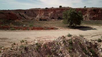 volante al di sopra di il deserto di il roccioso montagne video