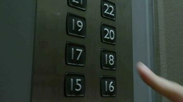 mão pressionando lift botão acima para Alto chão do escritório construção ou hotel condomínio. video