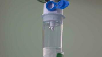 saline tubes pour traiter les patients video