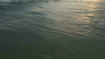 mar ola, Oceano ondas, mar a puesta de sol en verano video