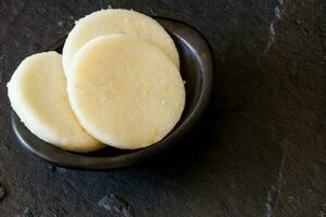 crudo tradicional Colombiana blanco maíz arepa foto