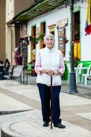 mayor mujer a un tradicional vistoso calle en el hermosa colonial pueblo de salento en el región de quindio en Colombia foto