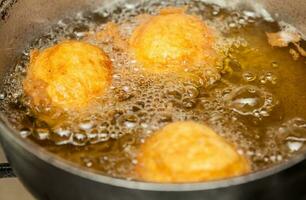 preparación pasos de tradicional Colombiana plato llamado relleno papas. profundo fritura relleno papas foto