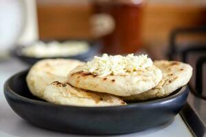 tradicional Colombiana blanco maíz arepa con queso foto