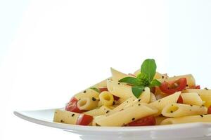 pasta rigate con Cereza Tomates y negro pimienta foto