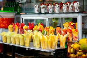 calle vender de mango y otro frutas a el hermosa calles de salento un pequeño pueblo situado a el quindio región en Colombia foto