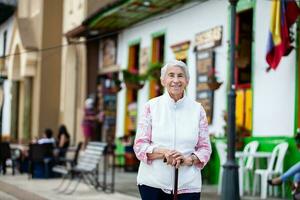 mayor mujer a un tradicional vistoso calle en el hermosa colonial pueblo de salento en el región de quindio en Colombia foto