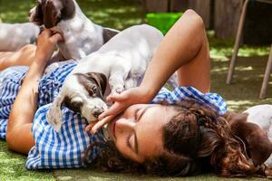 hermosa joven niña teniendo divertido con su pequeño francés braque cachorros foto