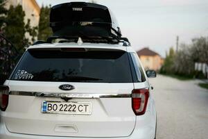 vado explorador familia coche con techo estante Thule movimiento XXL caja en ucranio licencia platos. foto