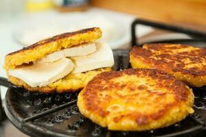 tradicional Colombiana arepa Delaware choclo preparación. interrogatorio intenso el relleno maíz un pan foto