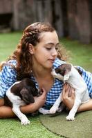 hermosa joven niña teniendo divertido con su pequeño francés braque cachorros foto