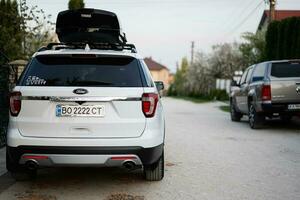 vado explorador familia coche con techo estante Thule movimiento XXL caja en ucranio licencia platos. foto