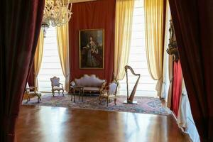 venaria real, Italia - lujo interior, antiguo real palacio. perspectiva con arpa, ventana y barroco decoración. foto