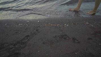 hombre caminar terminado el mar arena con mar ola. el imágenes es adecuado a utilizar para relajación vídeo antecedentes y viaje contenido medios de comunicación. video