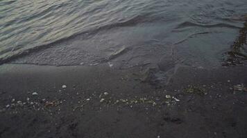 uomo camminare al di sopra di il mare sabbia con mare onda. il metraggio è adatto per uso per relax video sfondo e viaggio soddisfare media.