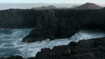 Wellen abstürzen auf Felsen im los hervideros, Lanzarote video