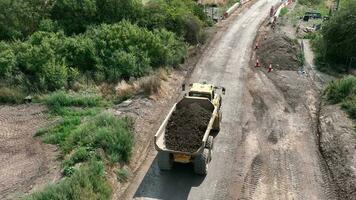 benne un camion en mouvement grand quantités de Terre dans le construction industrie video