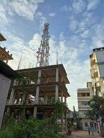 un edificio con un radio torre en el antecedentes. foto