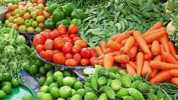 fresco legumes vendendo às local mercado dentro daca, Bangladesh video