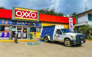 puerto escondido oaxaca mexico 2022 agua entrega por coche en zicatela mexico foto