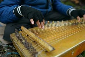 un hombre jugando Kecapi tradicional sundanés música en el ciudadana, bandung, oeste Java, Indonesia. foto