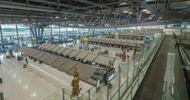 junio 2,2022 Bangkok, Tailandia lapso de tiempo ver dentro salida terminal con muchos pasajero a registrarse encimera. suvarnabhumi aeropuerto Tailandia reapertura país video