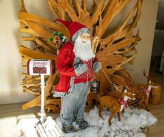 decoración con pequeño Papa Noel y reno y esquís en el interior durante Navidad foto