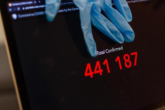 capturas de pantalla desde computadora desde gisanddata.com sitio web informes en coronavirus wuhan brote. Kyiv, Ucrania - marzo 25, 2020 foto