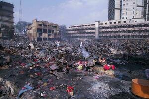 7mo abril 2023, un ver de después masivo fuego engulle famoso ropa mercado Bangabazar en dhaka-bangladesh foto