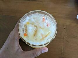 yakult mango hielo con Fresco Leche y pequeño pulposo. el foto es adecuado a utilizar para café tienda fondo, menú póster y café contenido medios de comunicación.