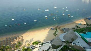 Timelapse av de enorm bukt av hotell stretching längs de kust i acapulco, mexico video