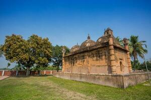 Bangladesh marzo 2, 2019 nayabad mezquita espalda lado puntos de vista, es situado en nayabad pueblo en kaharole upazila de dinajpur distrito, bangladesh foto