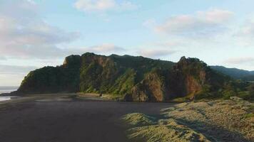 Karekare Beach flight showing the Waitakere ranges video