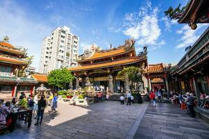 Taipéi, Taiwán - oct 09-2017 - Longshan templo es el nombre de a menos cinco famoso templos en Taiwán, es situado en Taipéi. foto